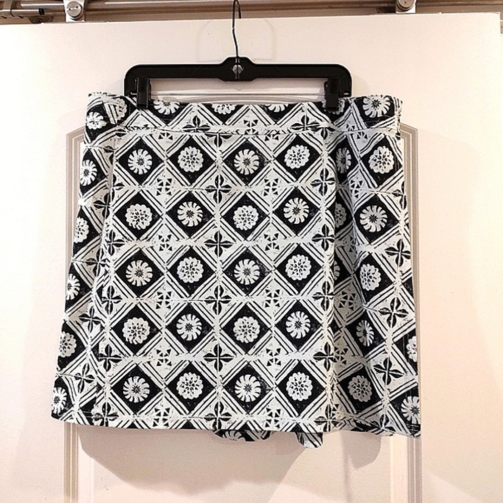 RipSkirt Fijan Tapia Skirt Black and White Adjustable Waist Floral Mosai…
